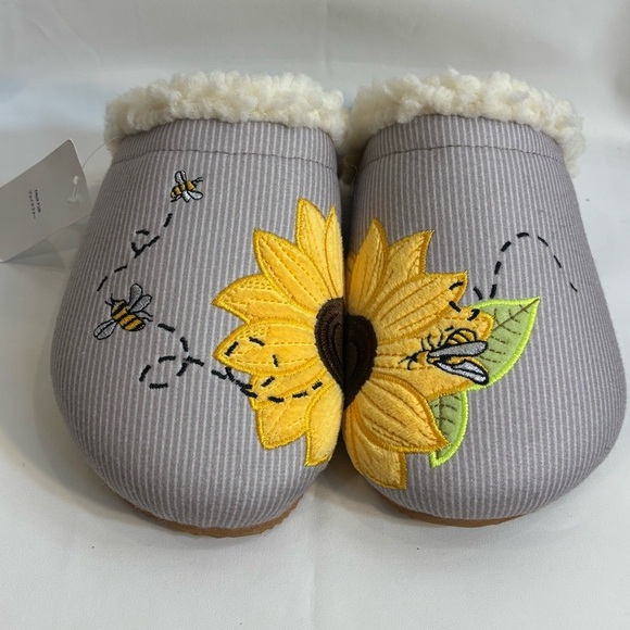 LAND’S END Sz 7B Slippers Clogs Faux Shearling Embroidered Flower and Bees NEW - Picture 2 of 14